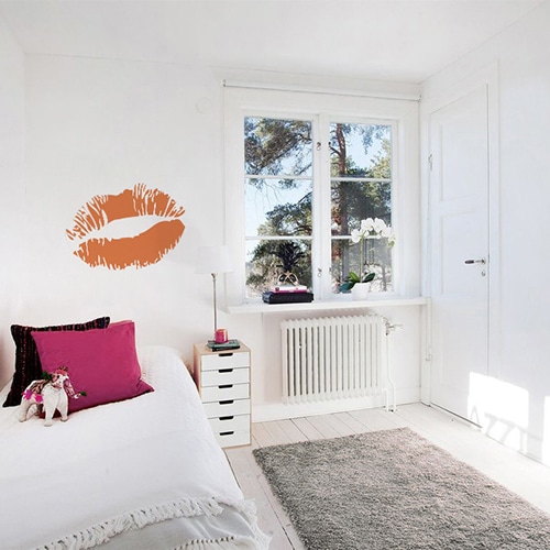 Sticker Baiser orange mis en ambiance sur mur clair
