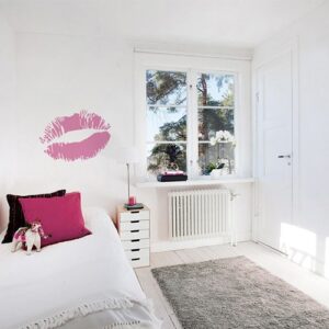 Sticker Baiser rose mis en ambiance sur mur clair