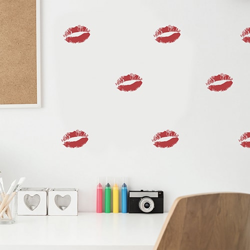 Sticker Baiser Rouge enfants mis en ambiance, 2ème proposition Stickers Baiser Rouge mis en ambiance sur mur blanc