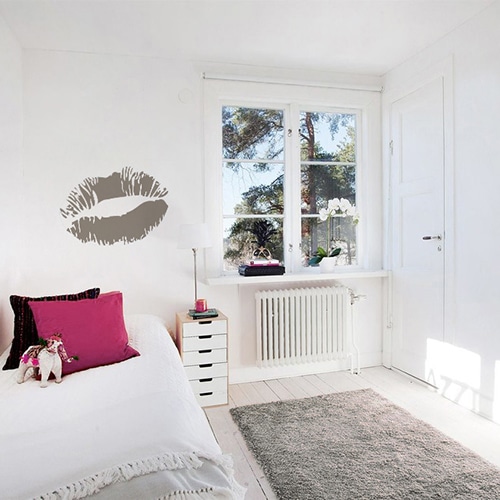 Sticker Baiser Taupe enfants mis en ambiance, 2ème proposition Sticker Baiser couleur gris taupe mis en ambiance sur mur clair