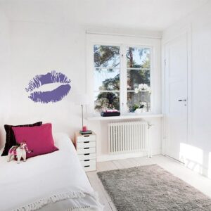 Sticker Baiser violet mis en ambiance sur mur clair
