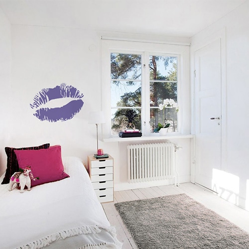 sticker beige moustache en croc collé sur un mur gris foncé
