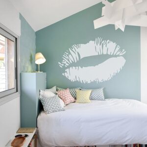 Sticker Baiser Gris Clair mis en ambiance sur mur vert clair