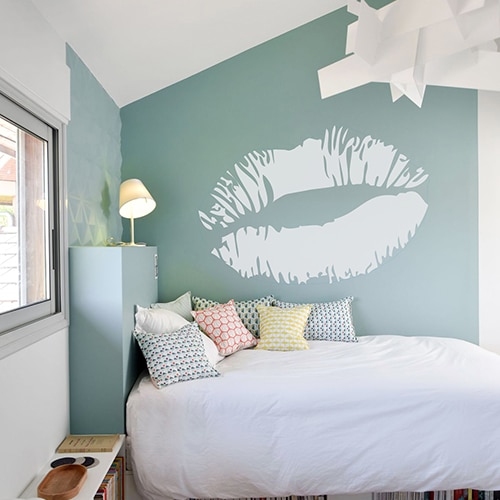 Sticker Baiser Gris Clair mis en ambiance sur mur vert clair