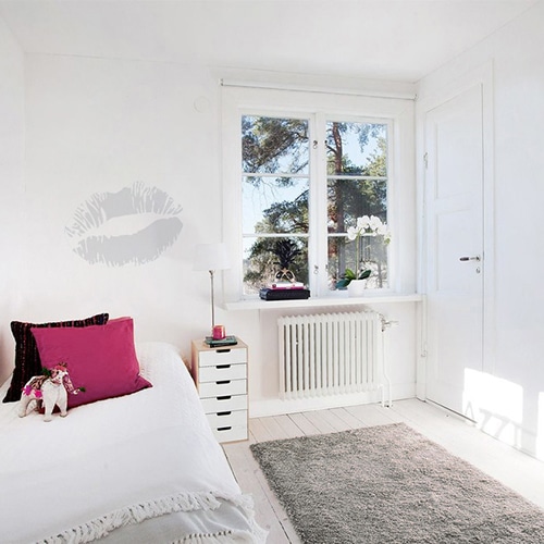 Sticker Baiser gris mis en ambiance sur mur clair