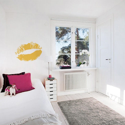 Sticker Baiser Jaune mis en ambiance sur mur clair