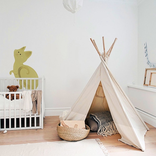 Sticker Chat pour enfants mis en ambiance dans chambre pour enfant derrière mini tipi