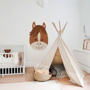 Sticker Tête de Cheval enfants mis en ambiance sur mur blanc derrière un tipi pour enfant