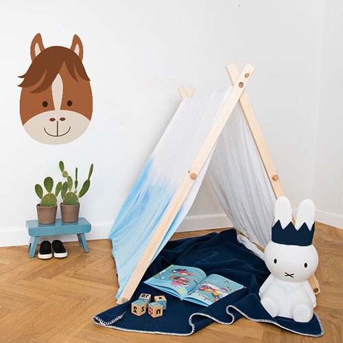 Sticker Tête de Cheval enfants mis en ambiance, 4ème proposition Sticker Tête de Cheval enfants mis en ambiance sur mur blanc derrière une mini tente pour enfants