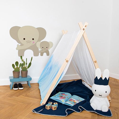 Sticker maman et bebe Éléphants pour enfants mis en ambiance sur le mur blanc d'une chambre pour enfant