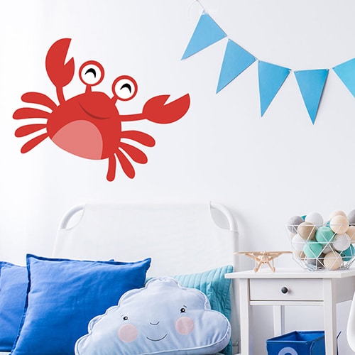 Sticker Crabe rouge enfants mis en ambiance sur le mur blanc d'une chambre pour enfants avec décorations bleues