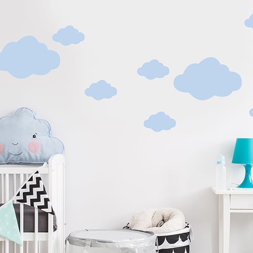 Sticker Nuage Bleu Clair enfants mis en ambiance sur un mur clair d'une chambre pour bébé