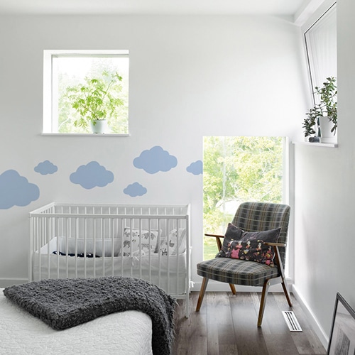 Sticker Nuage Bleu Clair enfants mis en ambiance dans une chambre pour bébé