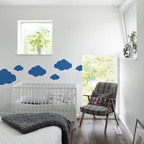 Stickers Nuages bleu foncé mis en ambiance dans une chambre pour bébé
