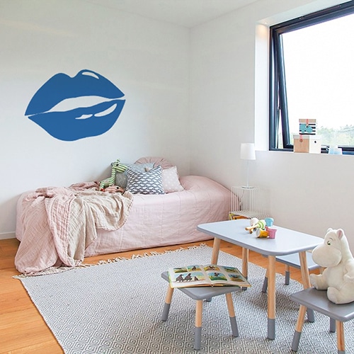 Sticker Bouche Bleue mis en ambiance sur mur clair dans une chambre d'enfants