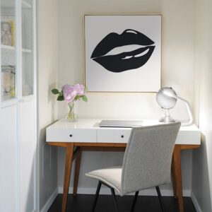 Sticker bouche Noire encadrée sur mur blanc