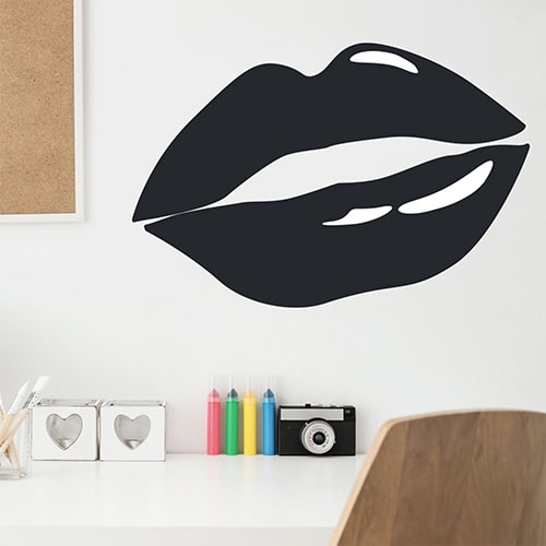 Sticker mural Bouche Noire mis en ambiance sur mur blanc