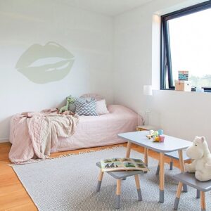 Sticker bouche Beige mis en ambiance sur un mur clair d'une chambre d'enfants