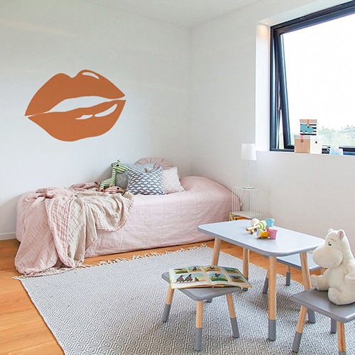 Sticker lèvres oranges mis en ambiance sur un mur clair d'une chambre d'enfants