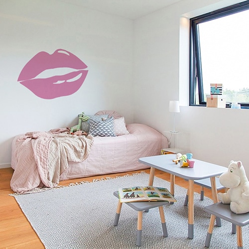Sticker lèvres roses mis en ambiance sur un mur clair d'une chambre d'enfants
