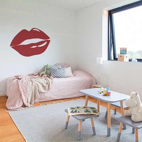Sticker lèvres rouges mis en ambiance sur un mur clair d'une chambre d'enfants