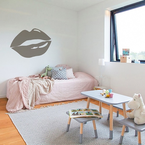Sticker lèvres Taupe mis en ambiance sur un mur clair d'une chambre d'enfants