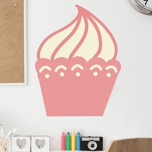 Sticker Cupcake pour enfants mis en ambiance sur mur très clair