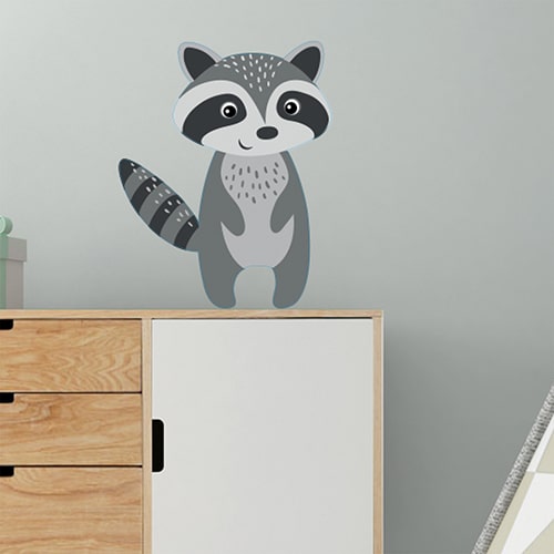 Sticker Raton Laveur pour enfants mis en ambiance sur mur gris au dessus d'une étagère