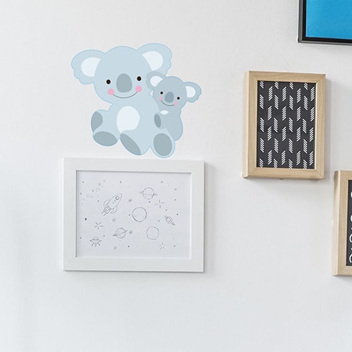 Sticker maman et bébé Koalas pour enfants mis en ambiance sur mur très clair