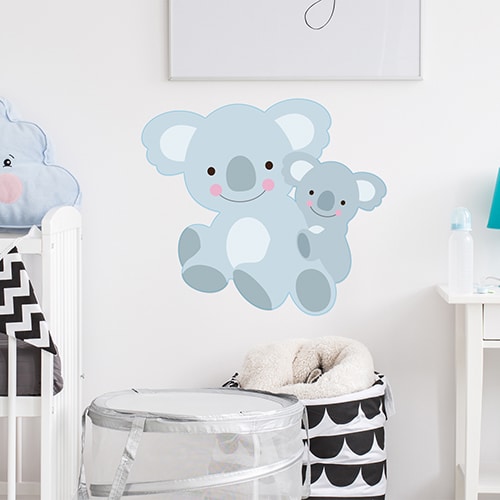 Sticker maman et bébé Koalas pour enfants mis en ambiance sur mur de chambre de bébé