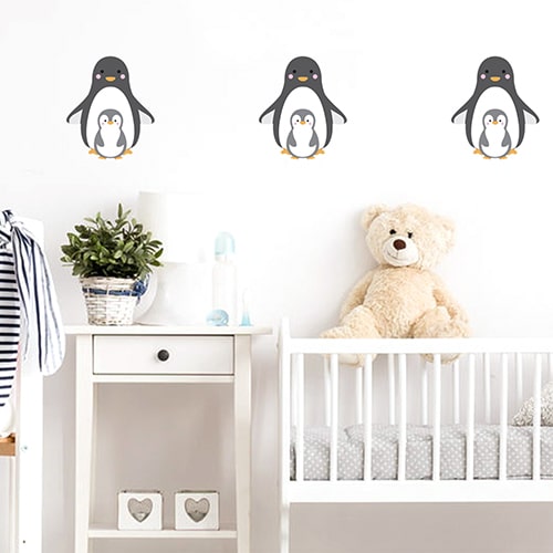 trois Stickers maman et bébé pingouins pour enfant dans une chambre de bébé