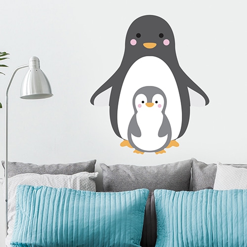 Sticker maman et bébé pingouins pour enfants sur un mur très clair