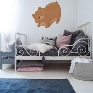 sticker gros chat orange pour enfants mis en ambiance sur mur blanc