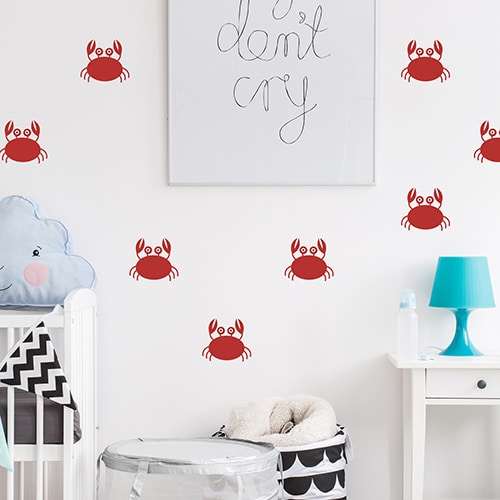 autocollant mural Sticker Princesse pour enfants mis en ambiance dans une chambre de petite fille aux murs blanc
