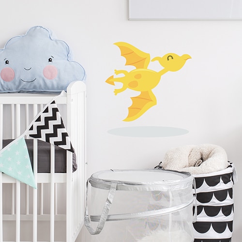 Sticker dragon jaune pour enfant mis en ambiance dans une chambre de bébé