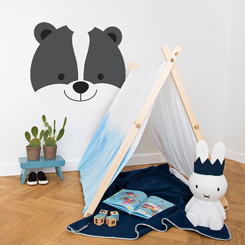 Sticker bambou zen dans une chambre avec lit blanc