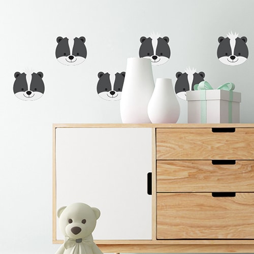 stickers ratons pour enfants sur un mur blanc