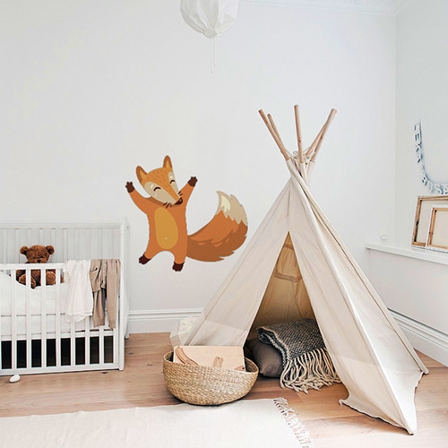 stickers mural renard heureux mis en ambiance dans une chambre pour bébé