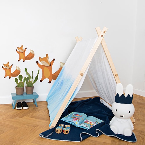 trois stickers muraux renards heureux mis en ambiance dans une chambre pour enfant