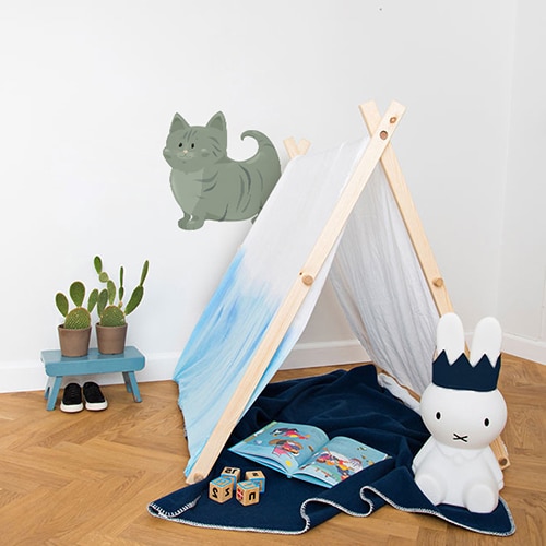 Sticker mural pour enfants Chat vert mis en ambiance sur un mur blanc