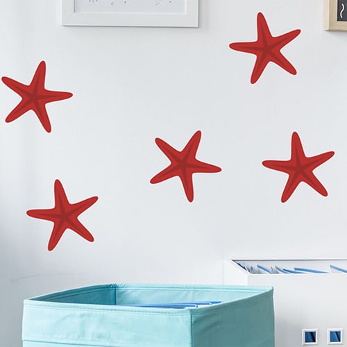 stickers muraux étoiles de mer rouge pour enfant mis en ambiance sur un mur