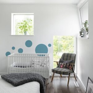 Sticker adhérent Rond Bleu Clair pour enfants mis en ambiance dans une chambre pour bébé