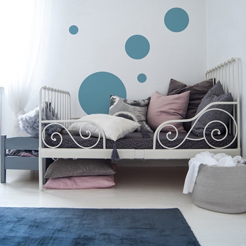 Sticker autocollants Rond Bleu Clair pour enfants mis en ambiance dans une chambre