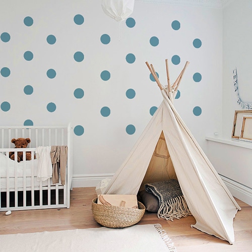 Sticker Rond Bleu Clair pour enfants mis en ambiance dans une salle de jeux pour enfants