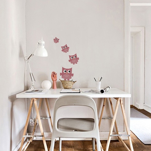 Sticker autocollant Hibou Rose pour enfants mis en ambiance au mur d'un bureau