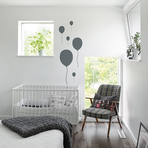 Sticker Ballon Gris Foncé enfants collés au mur d'une chambre pour bébés