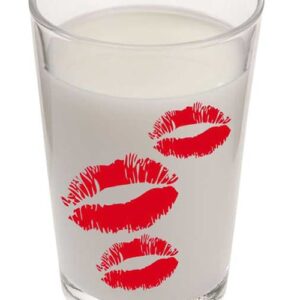Stickers Kiss rouge collés sur un verre