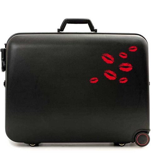 Stickers Kiss rouge collés sur une valise