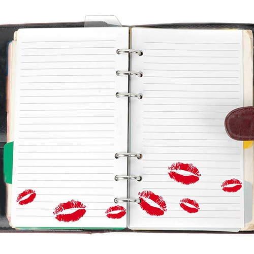 Stickers Kiss rouge collés dans un agenda