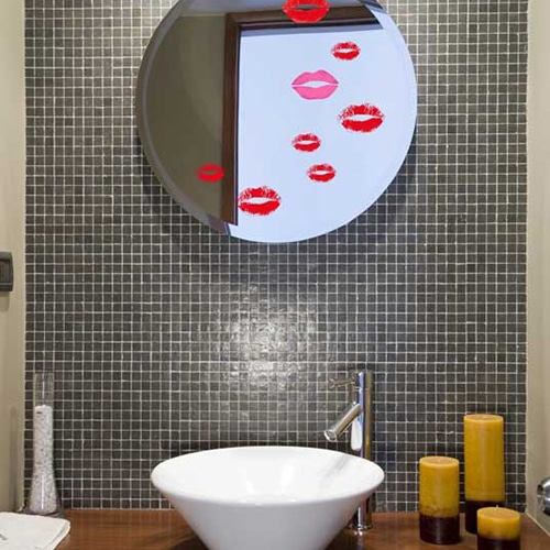 Stickers adhésifs baisers rouges dans une salle de bain